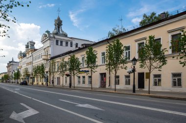 KAZAN, RUSSIA - 15 Temmuz 2018: Rusya 'nın Tataristan cumhuriyetinin başkenti Kazan' ın tarihi merkezinde sokak manzarası