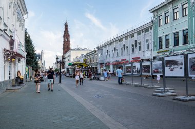 KAZAN, RUSSIA - 15 Temmuz 2018: Bauman Caddesi, Rusya 'nın Tataristan Cumhuriyeti' nin başkenti Kazan 'ın kalbinde bir yaya caddesi.