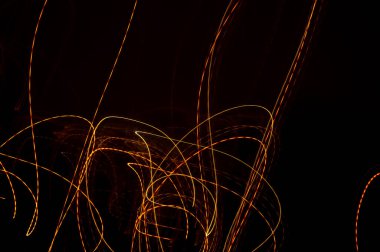 Şehir ışıklarının arabalardan, pencerelerden, sokak lambalarından ve parmaklıklardan soyut desenleri