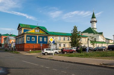 KAZAN, RUSSIA - 16 Temmuz 2018: Rusya 'nın Tataristan cumhuriyetinin başkenti Kazan' ın tarihi merkezinde sokak manzarası
