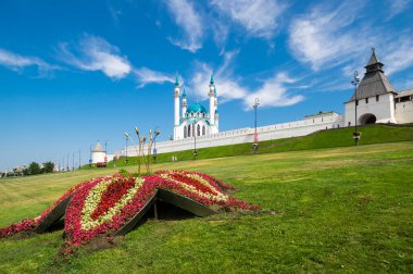 Kazan Kremlin 'in panoramik manzarası ve Kazan' daki Kul Şerif Camii, Tataristan, Rusya
