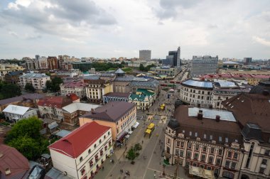 KAZAN, RUSSIA - 18 Temmuz 2018: Rusya 'nın Tataristan cumhuriyetinin başkenti Kazan' ın tarihi merkezindeki evlerin en üst görüntüsü