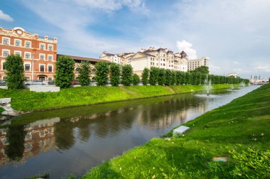 Rusya 'nın Tataristan cumhuriyetinin başkenti Kazan' ın tarihi merkezindeki evlerin manzarası