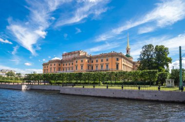 Mikhailovsky Kalesi ya da Mühendisler Kalesi manzarası, Rusya 'nın tarihi merkezi Saint-Petersburg' da eski kraliyet konutu.
