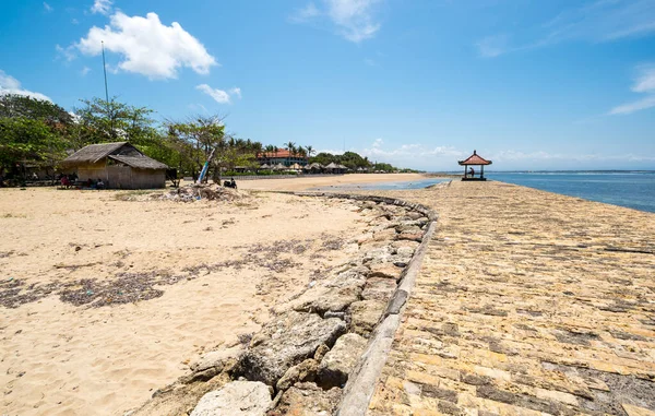 Endonezya 'nın Bali adasındaki Hint Okyanusu kıyısı