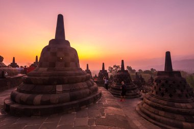 Borobudur, Endonezya 'nın başkenti Cava' da 9. yüzyıl Mahayana Budist tapınağıdır. Burası dünyanın en büyük Budist tapınağı..