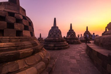 Borobudur, Endonezya 'nın başkenti Cava' da 9. yüzyıl Mahayana Budist tapınağıdır. Burası dünyanın en büyük Budist tapınağı..