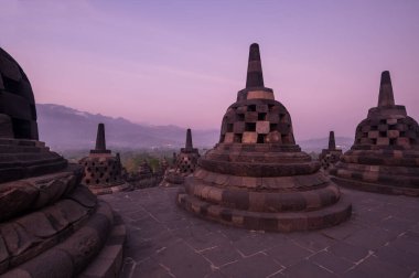 Borobudur, Endonezya 'nın başkenti Cava' da 9. yüzyıl Mahayana Budist tapınağıdır. Burası dünyanın en büyük Budist tapınağı..