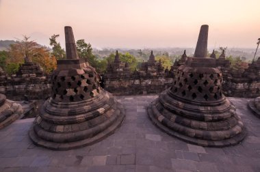 Borobudur, Endonezya 'nın başkenti Cava' da 9. yüzyıl Mahayana Budist tapınağıdır. Burası dünyanın en büyük Budist tapınağı..