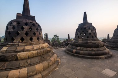 Borobudur, Endonezya 'nın başkenti Cava' da 9. yüzyıl Mahayana Budist tapınağıdır. Burası dünyanın en büyük Budist tapınağı..