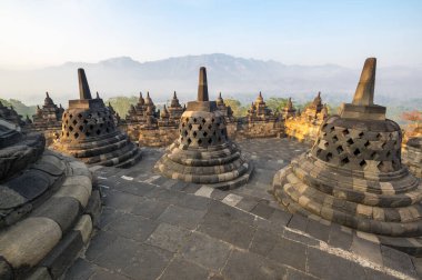 Borobudur, Endonezya 'nın başkenti Cava' da 9. yüzyıl Mahayana Budist tapınağıdır. Burası dünyanın en büyük Budist tapınağı..
