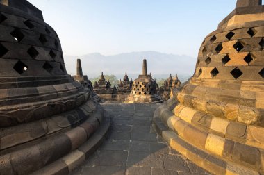 Borobudur, Endonezya 'nın başkenti Cava' da 9. yüzyıl Mahayana Budist tapınağıdır. Burası dünyanın en büyük Budist tapınağı..