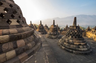 Borobudur, Endonezya 'nın başkenti Cava' da 9. yüzyıl Mahayana Budist tapınağıdır. Burası dünyanın en büyük Budist tapınağı..