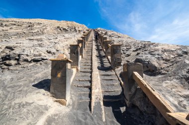 Bromo Dağı 'na giden merdiven, Bromo Tengger Semeru Ulusal Parkı' nda aktif bir volkan, Doğu Java, Endonezya