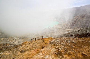 Doğu Java, Endonezya 'da turkuaz renkli asidik krater gölü olan Ijen volkanı.