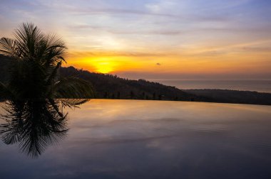 Endonezya 'daki Bali Adası' ndaki otelin yüzme havuzu manzarası.