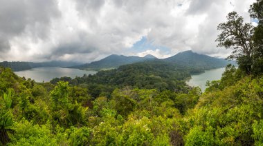 Endonezya Bali 'deki Tamblingan ve Danau Buyan dağlarının manzarası