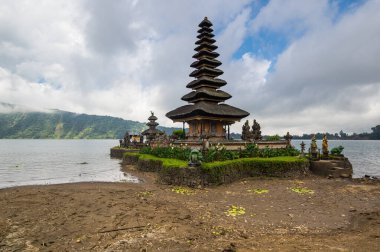 Tapınak kompleksi Pura Ulun Danu Beratan, veya Pura Bratan, Endonezya 'nın Bali kentindeki büyük bir Hindu Şii Şiva tapınağı.