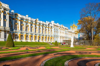 Catherine Sarayı, Rusya 'nın SaintPetersburg eyaletinin Tsarskoye Selo (Puşkin) kasabasında yer alan bir Rococo sarayıdır.