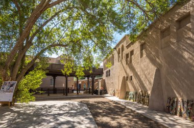 DUBAI, BİRLİK ARAB EMIRATES - 04 Aralık 2018: Tarihi Al Fahidi ilçesinde geleneksel Arap caddesi, Al Bastakiya. Dubai, Birleşik Arap Emirlikleri