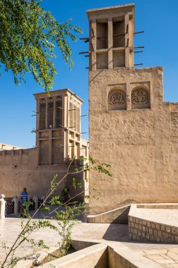 DUBAI, BİRLİK ARAB EMIRATES - 04 Aralık 2018: Tarihi Al Fahidi ilçesinde geleneksel Arap caddesi, Al Bastakiya. Dubai, Birleşik Arap Emirlikleri