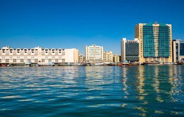 DUBAI, BİRLİK ARAB EMIRATES - 04 Aralık 2018: Dubai Creek, Birleşik Arap Emirlikleri 'nde yer alan tuzlu su deresi