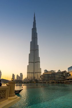 DUBAI, BİRLİK ARAB EMIRATES - 04 Aralık 2018: Dubai 'deki Burj Halife ve Dubai Alışveriş Merkezi, Birleşik Arap Emirlikleri