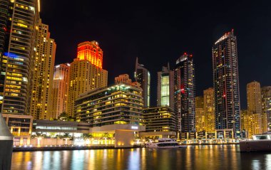 DUBAI, BİRLİK ARAB EMIRATES - 05 Aralık 2018: Dubai Marina 'nın gökdelenleri, Birleşik Arap Emirlikleri' nin Dubai şehrindeki yapay bir kanal şehri