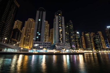 DUBAI, BİRLİK ARAB EMIRATES - 05 Aralık 2018: Dubai Marina 'nın gökdelenleri, Birleşik Arap Emirlikleri' nin Dubai şehrindeki yapay bir kanal şehri