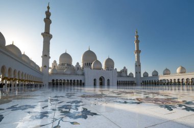 Birleşik Arap Emirlikleri 'nin başkenti Abu Dabi' deki Şeyh Zayed Büyük Camii. Ülkedeki en büyük camidir.