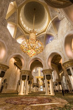 Birleşik Arap Emirlikleri 'nin başkenti Abu Dabi' deki Şeyh Zayed Büyük Camii 'nin içi.