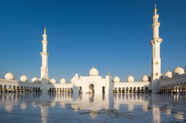Birleşik Arap Emirlikleri 'nin başkenti Abu Dabi' deki Şeyh Zayed Büyük Camii. Ülkedeki en büyük camidir.