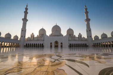 Birleşik Arap Emirlikleri 'nin başkenti Abu Dabi' deki Şeyh Zayed Büyük Camii. Ülkedeki en büyük camidir.