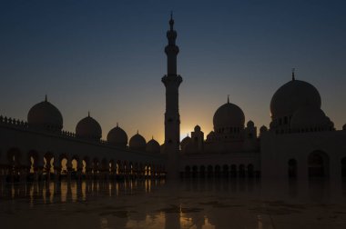 Birleşik Arap Emirlikleri 'nin başkenti Abu Dabi' deki Şeyh Zayed Büyük Camii. Ülkedeki en büyük camidir.