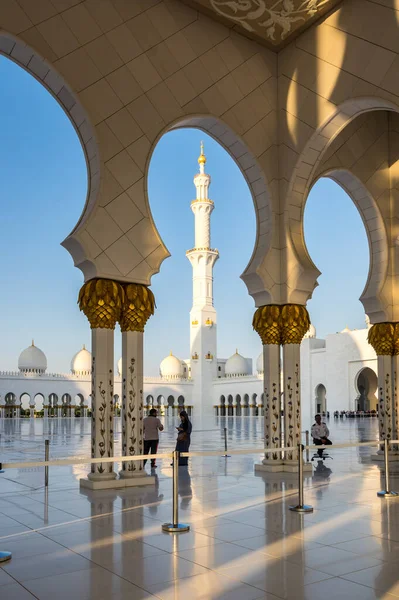 ABU DHABI, BİRLİK ARAB EMIRATES - 06 Aralık 2018: Birleşik Arap Emirlikleri 'nin başkenti Abu Dabi' deki Şeyh Zayed Büyük Camii. Ülkedeki en büyük camidir.