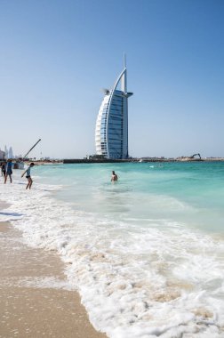 DUBAI, BİRLİK ARAB EMIRATES - 08 Aralık 2018: Dubai 'deki ünlü Seven Star Hotel Burj Al Arab, Birleşik Arap Emirlikleri' ndeki Jumeira plajından görüntü