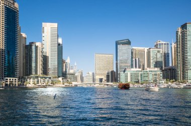 DUBAI, BİRLİK ARAB EMIRATES - 08 Aralık 2018: Dubai Marina 'nın gökdelenleri, Birleşik Arap Emirlikleri' nin Dubai şehrindeki yapay bir kanal şehri
