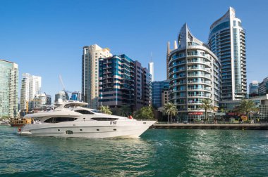 DUBAI, BİRLİK ARAB EMIRATES - 08 Aralık 2018: Dubai Marina 'nın gökdelenleri, Birleşik Arap Emirlikleri' nin Dubai şehrindeki yapay bir kanal şehri