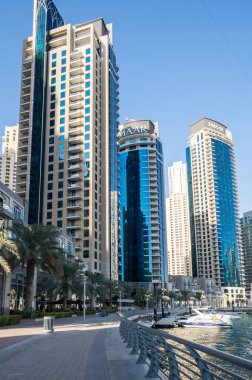 DUBAI, BİRLİK ARAB EMIRATES - 08 Aralık 2018: Dubai Marina 'nın gökdelenleri, Birleşik Arap Emirlikleri' nin Dubai şehrindeki yapay bir kanal şehri