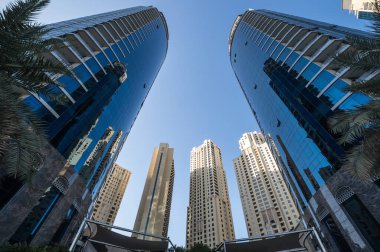 DUBAI, BİRLİK ARAB EMIRATES - 08 Aralık 2018: Dubai Marina 'nın gökdelenleri, Birleşik Arap Emirlikleri' nin Dubai şehrindeki yapay bir kanal şehri
