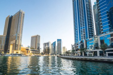 DUBAI, BİRLİK ARAB EMIRATES - 08 Aralık 2018: Dubai Marina 'nın gökdelenleri, Birleşik Arap Emirlikleri' nin Dubai şehrindeki yapay bir kanal şehri