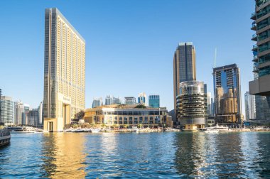 DUBAI, BİRLİK ARAB EMIRATES - 08 Aralık 2018: Dubai Marina 'nın gökdelenleri, Birleşik Arap Emirlikleri' nin Dubai şehrindeki yapay bir kanal şehri
