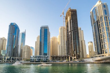 Dubai, Birleşik Arap Emirlikleri 'ndeki yapay kanal şehri Dubai Marina' nın gökdelenlerine bakın.