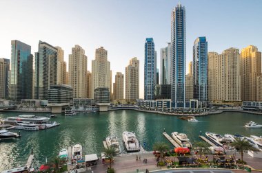 DUBAI, BİRLİK ARAB EMIRATES - 08 Aralık 2018: Dubai Marina 'nın gökdelenleri, Birleşik Arap Emirlikleri' nin Dubai şehrindeki yapay bir kanal şehri