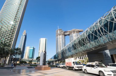 DUBAI, BİRLİK ARAB EMIRATES - 09 Aralık 2018: Dubai, Birleşik Arap Emirlikleri merkezinde modern gökdelenler ile panoramik manzara