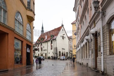 TALLINN, ESTONIA - 23 Şubat 2019: Estonya 'nın başkenti Tallinn Caddesi. Eski Şehir UNESCO Dünya Mirasları Listesinde yer aldı