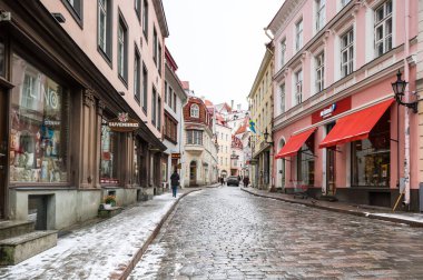 TALLINN, ESTONIA - 23 Şubat 2019: Estonya 'nın başkenti Tallinn Caddesi. Eski Şehir UNESCO Dünya Mirasları Listesinde yer aldı