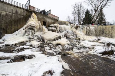 Kısmen donmuş Keila-Joa Şelalesi Tallinn, Estonya yakınlarında