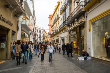 SEVILLE, SPAIN - 06 Nisan 2019: İspanya 'nın büyük bir turizm merkezi olan Seville' in tarihi merkezinde sokak manzarası