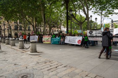 SEVILLE, SPAIN - 06 Nisan 2019: İspanya özerk bölgesi Endülüs 'ün başkenti ve en büyük şehri olan Seville' deki halk mitingine bakış